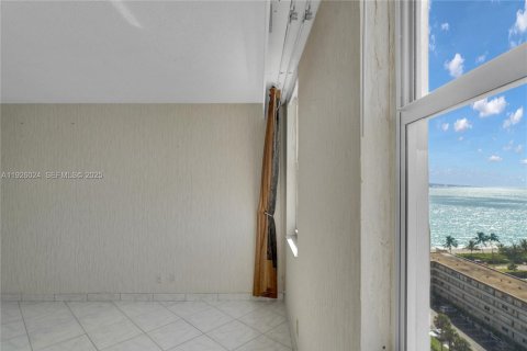 Condominio en venta en Hallandale Beach, Florida, 2 dormitorios, 210.05 m2 № 1986562 - foto 30