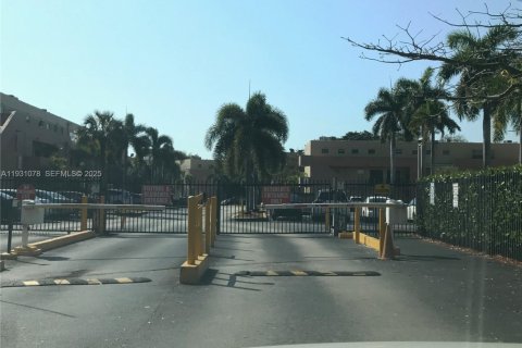 Купить кондоминиум в Майами, Флорида 1 спальня, 88.07м2, № 1989967 - фото 2