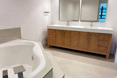 Copropriété à vendre à Bal Harbour, Floride: 2 chambres, 191.38 m2 № 2090421 - photo 7