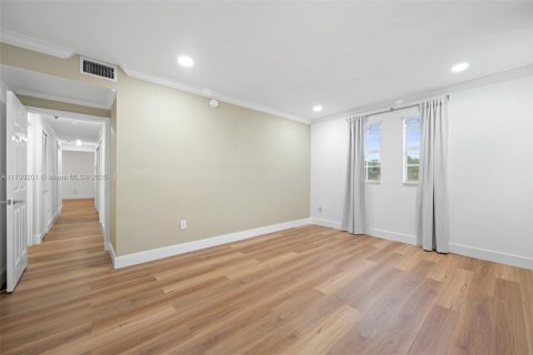 Condominio en alquiler en Coral Gables, Florida, 3 dormitorios, 116.13 m2 № 1937894 - foto 19