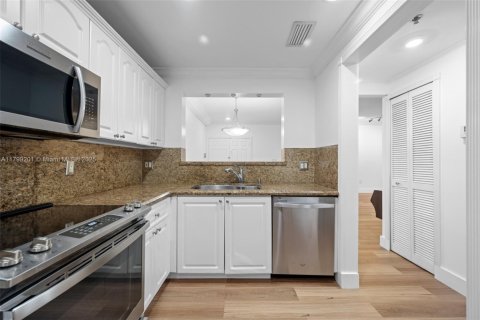 Condo in Coral Gables, Florida, 3 bedrooms  № 1937894 - photo 12