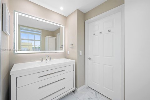 Condo in Coral Gables, Florida, 3 bedrooms  № 1937894 - photo 22