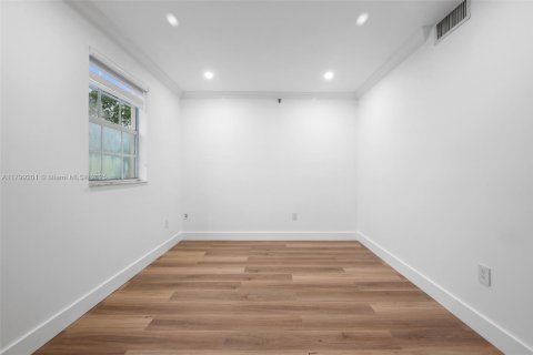 Condominio en alquiler en Coral Gables, Florida, 3 dormitorios, 116.13 m2 № 1937894 - foto 9