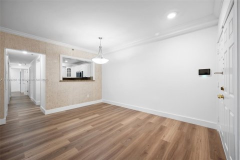 Condominio en alquiler en Coral Gables, Florida, 3 dormitorios, 116.13 m2 № 1937894 - foto 10