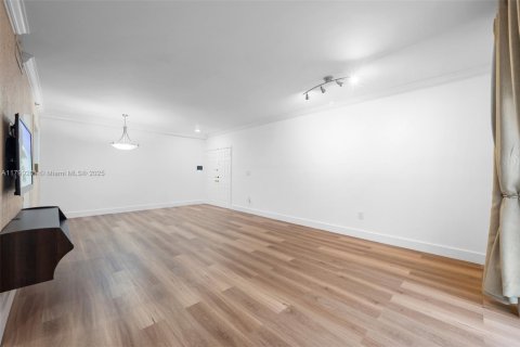 Condominio en alquiler en Coral Gables, Florida, 3 dormitorios, 116.13 m2 № 1937894 - foto 6