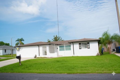 House in Holiday, Florida 3 bedrooms, 133.97 sq.m. № 1636286 - photo 1