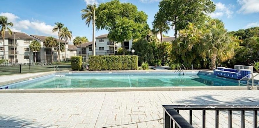 Condominio en Hialeah, Florida, 2 dormitorios  № 2025986