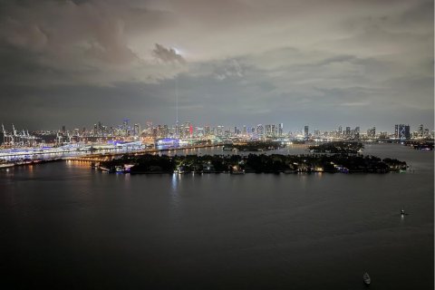 Condo in Miami Beach, Florida, 2 bedrooms  № 1953864 - photo 21