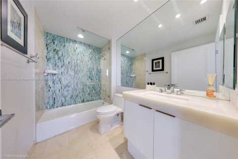 Condo in Miami Beach, Florida, 2 bedrooms  № 1953864 - photo 13