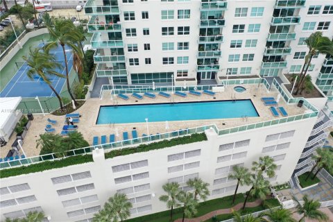 Condo in Miami Beach, Florida, 2 bedrooms  № 1953864 - photo 28