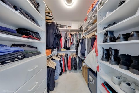 Condo in Miami Beach, Florida, 2 bedrooms  № 1953864 - photo 17