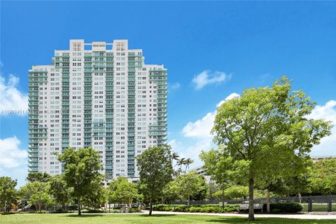 Condo in Miami Beach, Florida, 2 bedrooms  № 1953864 - photo 23