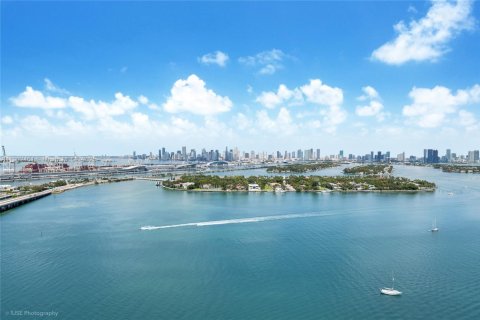 Condo in Miami Beach, Florida, 2 bedrooms  № 1953864 - photo 1