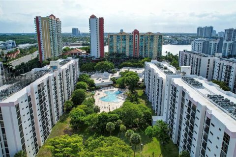 Condo in Sunny Isles Beach, Florida, 2 bedrooms  № 1891449 - photo 1