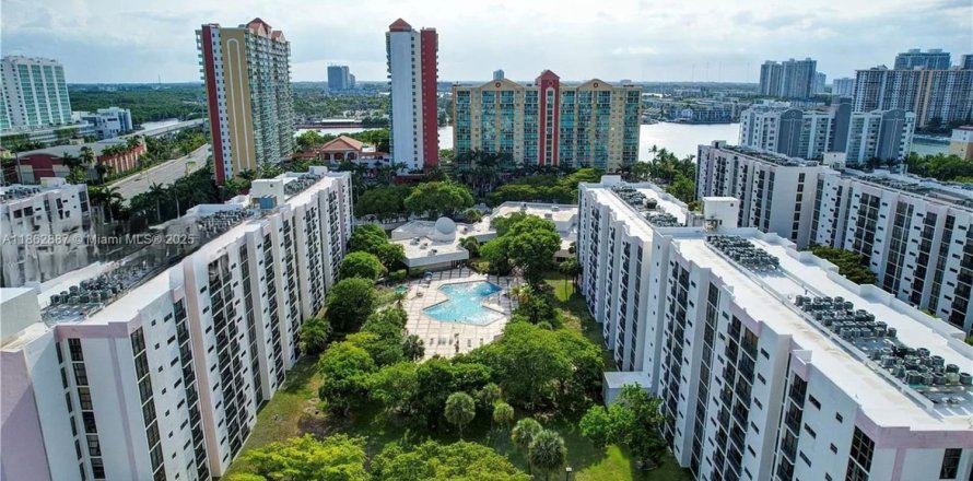 Condo in Sunny Isles Beach, Florida, 2 bedrooms  № 1891449
