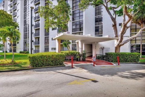 Condo in Sunny Isles Beach, Florida, 2 bedrooms  № 1891449 - photo 4