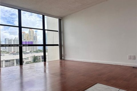 Condo in Sunny Isles Beach, Florida, 2 bedrooms  № 1891449 - photo 9