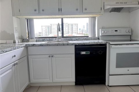 Condo in Sunny Isles Beach, Florida, 2 bedrooms  № 1891449 - photo 11