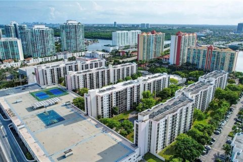 Condo in Sunny Isles Beach, Florida, 2 bedrooms  № 1891449 - photo 3