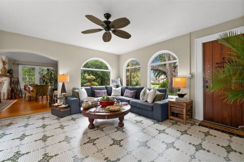 House in Saint Petersburg, Florida 3 bedrooms, 334.36 sq.m. № 1670075 - photo 17