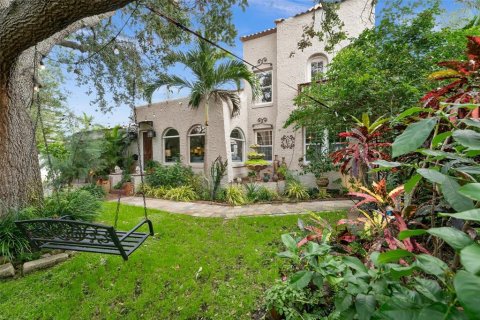 House in Saint Petersburg, Florida 3 bedrooms, 334.36 sq.m. № 1670075 - photo 3