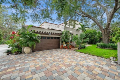 House in Saint Petersburg, Florida 3 bedrooms, 334.36 sq.m. № 1670075 - photo 1