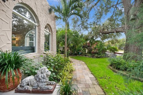 House in Saint Petersburg, Florida 3 bedrooms, 334.36 sq.m. № 1670075 - photo 12