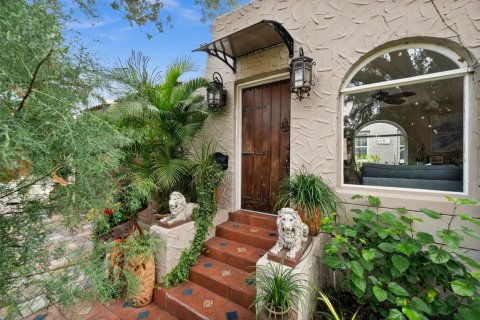 House in Saint Petersburg, Florida 3 bedrooms, 334.36 sq.m. № 1670075 - photo 4