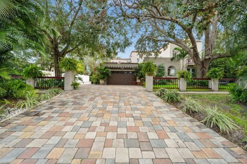 House in Saint Petersburg, Florida 3 bedrooms, 334.36 sq.m. № 1670075 - photo 2