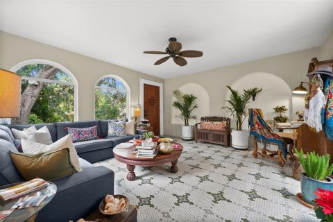 House in Saint Petersburg, Florida 3 bedrooms, 334.36 sq.m. № 1670075 - photo 16