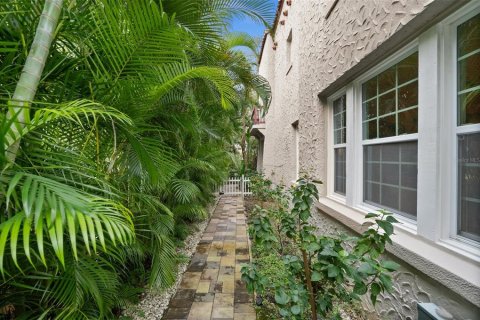 House in Saint Petersburg, Florida 3 bedrooms, 334.36 sq.m. № 1670075 - photo 11