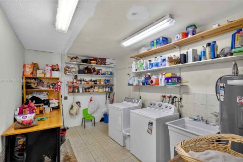 House in Hollywood, Florida 3 bedrooms, 211.26 sq.m. № 1872330 - photo 25