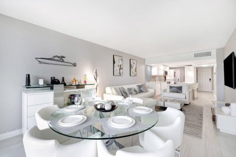 Condo in Fort Lauderdale, Florida, 2 bedrooms  № 2382705 - photo 4
