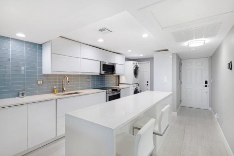 Condo in Fort Lauderdale, Florida, 2 bedrooms  № 2382705 - photo 7