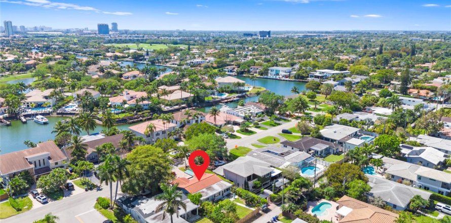 House in Hollywood, Florida 3 bedrooms, 135.64 sq.m. № 1863714