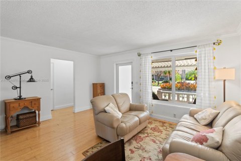 House in Hollywood, Florida 3 bedrooms, 135.64 sq.m. № 1863714 - photo 7