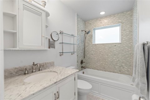 House in Hollywood, Florida 3 bedrooms, 135.64 sq.m. № 1863714 - photo 23