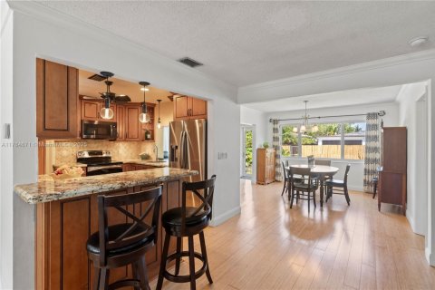 House in Hollywood, Florida 3 bedrooms, 135.64 sq.m. № 1863714 - photo 11