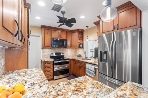 House in Hollywood, Florida 3 bedrooms, 135.64 sq.m. № 1863714 - photo 13