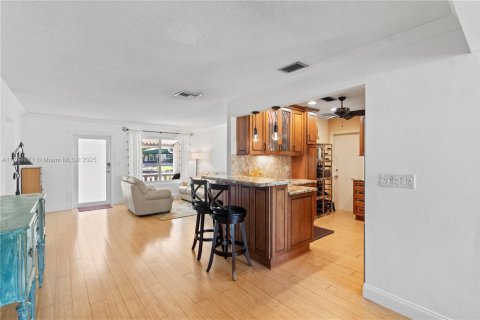 House in Hollywood, Florida 3 bedrooms, 135.64 sq.m. № 1863714 - photo 10