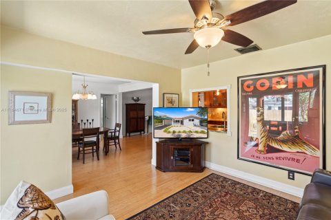 House in Hollywood, Florida 3 bedrooms, 135.64 sq.m. № 1863714 - photo 18
