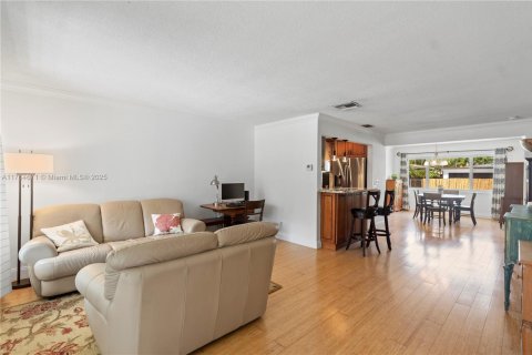 House in Hollywood, Florida 3 bedrooms, 135.64 sq.m. № 1863714 - photo 8