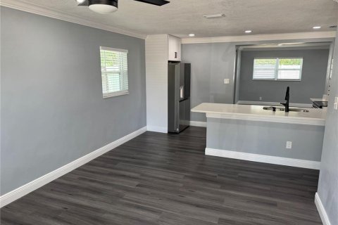 House in Tampa, Florida 3 bedrooms, 130.43 sq.m. № 1656964 - photo 2