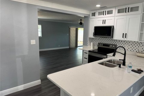 House in Tampa, Florida 3 bedrooms, 130.43 sq.m. № 1656964 - photo 8