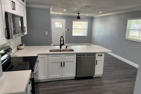 House in Tampa, Florida 3 bedrooms, 130.43 sq.m. № 1656964 - photo 4