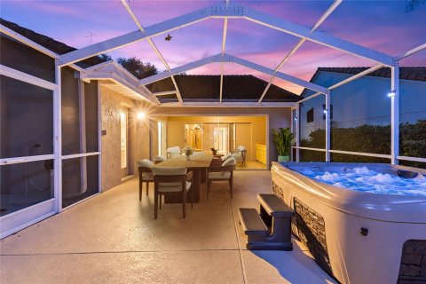 House in Weeki Wachee, Florida 3 bedrooms, 153.29 sq.m. № 2334070 - photo 2