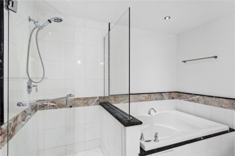Condo in Miami Beach, Florida, 1 bedroom  № 1971776 - photo 24