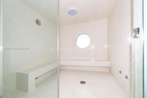 Condo in Miami Beach, Florida, 1 bedroom  № 1971776 - photo 25