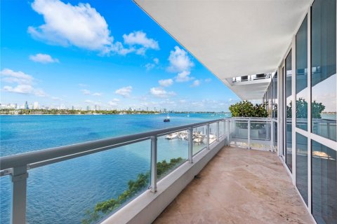 Condo in Miami Beach, Florida, 1 bedroom  № 1971776 - photo 1
