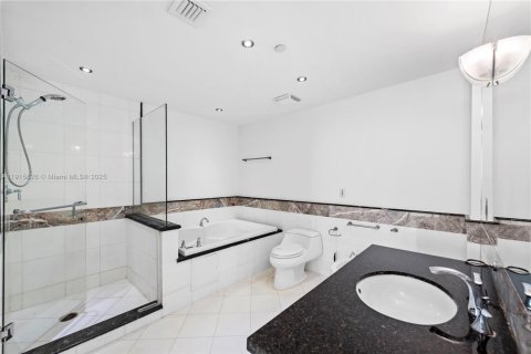 Condo in Miami Beach, Florida, 1 bedroom  № 1971776 - photo 20